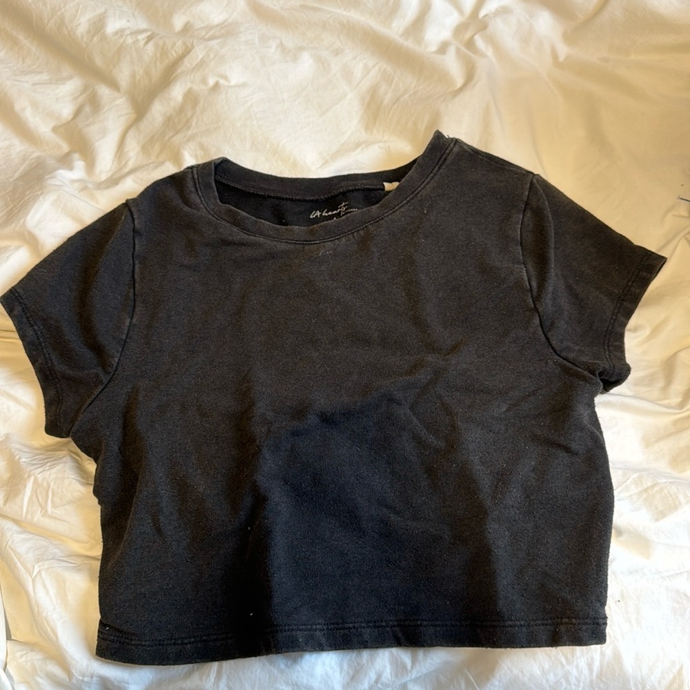 Black cropped tshirt